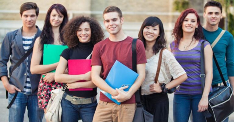 La lista de carreras universitarias que hoy pagan más que muchas ingenierías en Chile